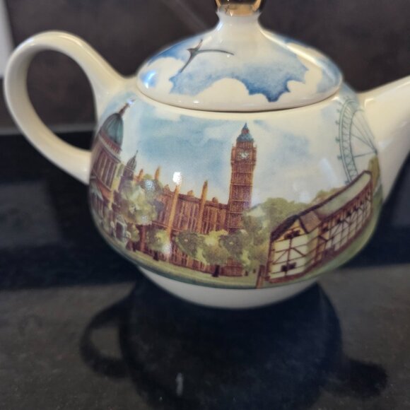 London Bridge teapot. Never used. - Picture 2 of 7